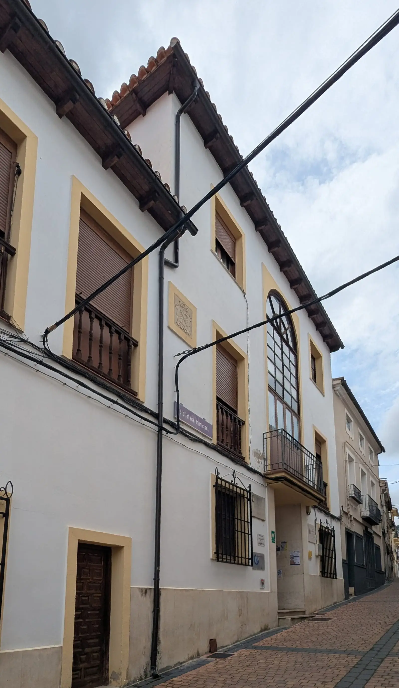 Fachada de la biblioteca municipal de Cañete