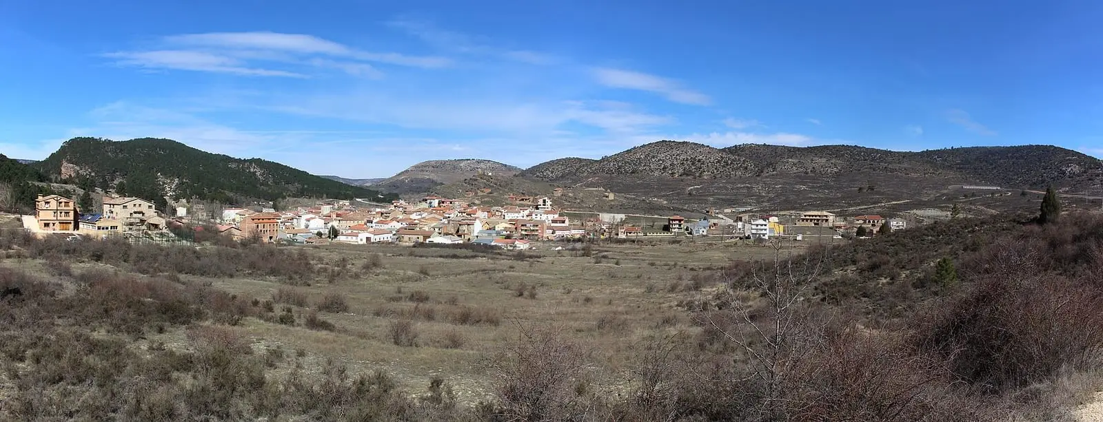 Casas de Boniches y montes alrededor