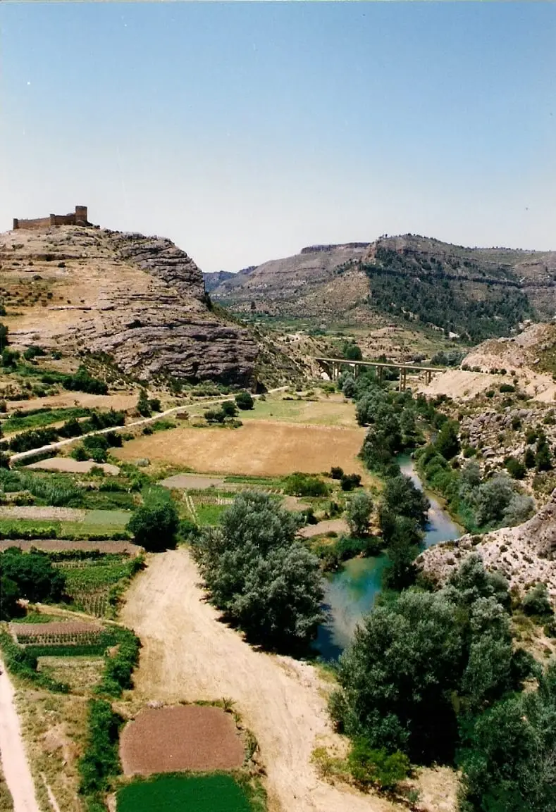 El Cabriel y el castillo de Enguídanos sobre la ladera