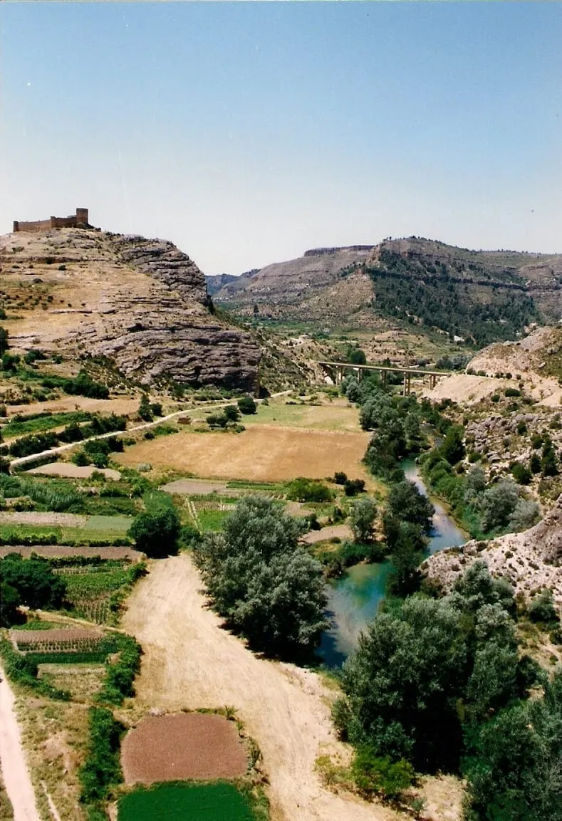 El Cabriel y el castillo de Enguídanos sobre la ladera
