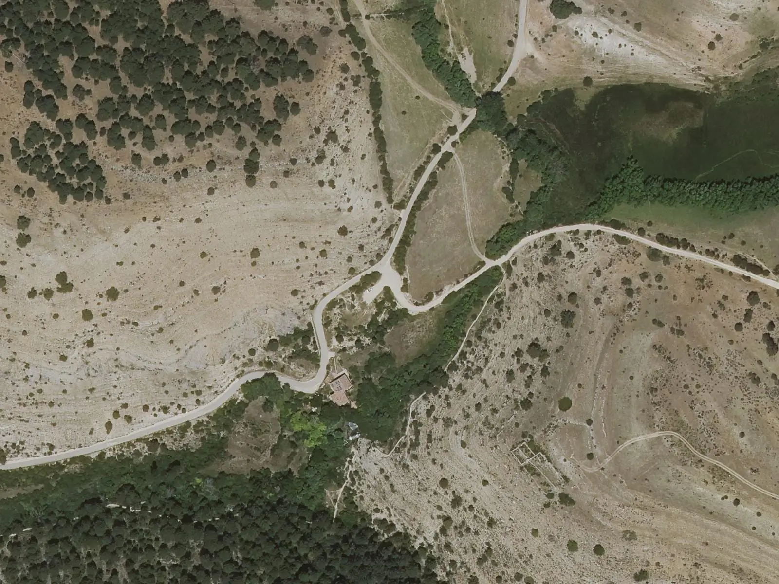 Vista aérea de caminos, prados y arbolado junto al mirador de la cascada del Molino de la Chorrera