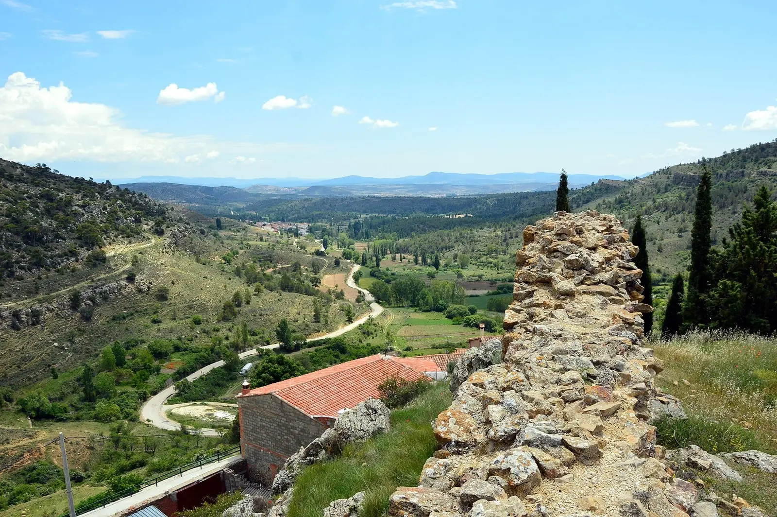 Restos de un muro del castillo de Algarra y paisaje al fondo