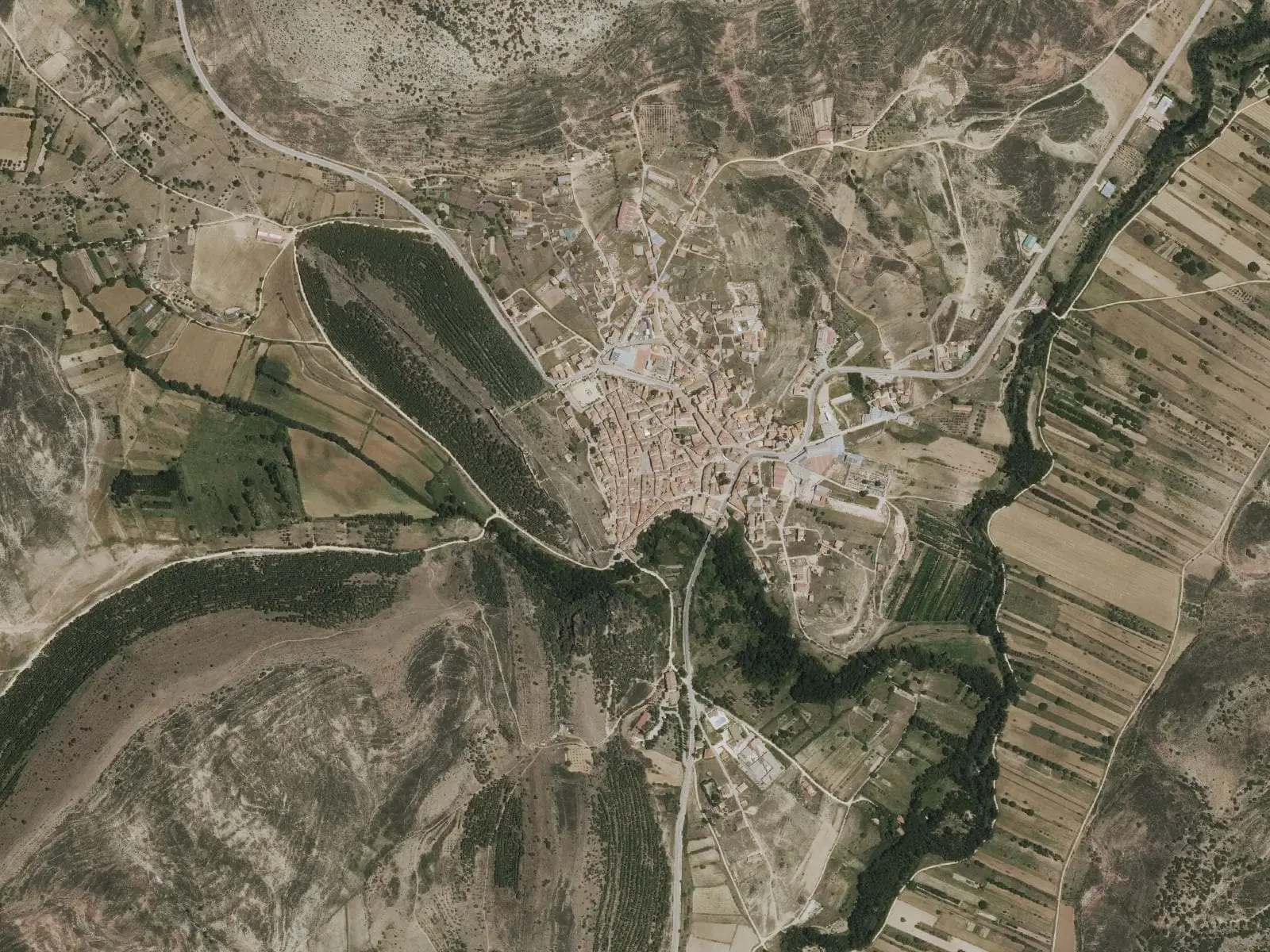 Vista aérea del castillo de Cañete sobre la loma y el pueblo a sus pies