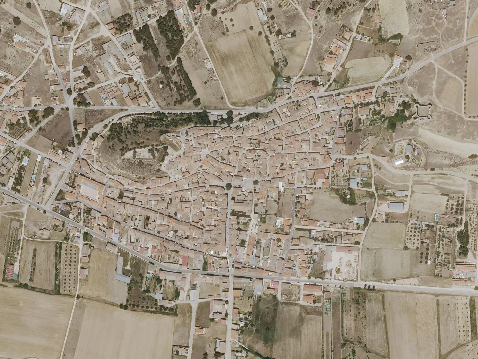 Vista aérea de Cardenete con el recinto del castillo junto a las casas