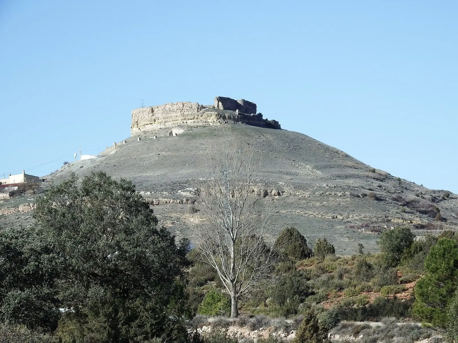 Restos del castillo de Monteagudo de las Salinas sobre el cerro