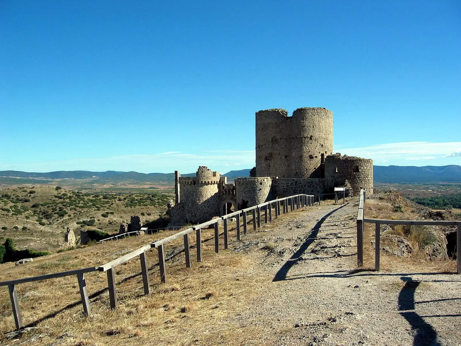 Torre del Homenaje y acceso del castillo de Moya