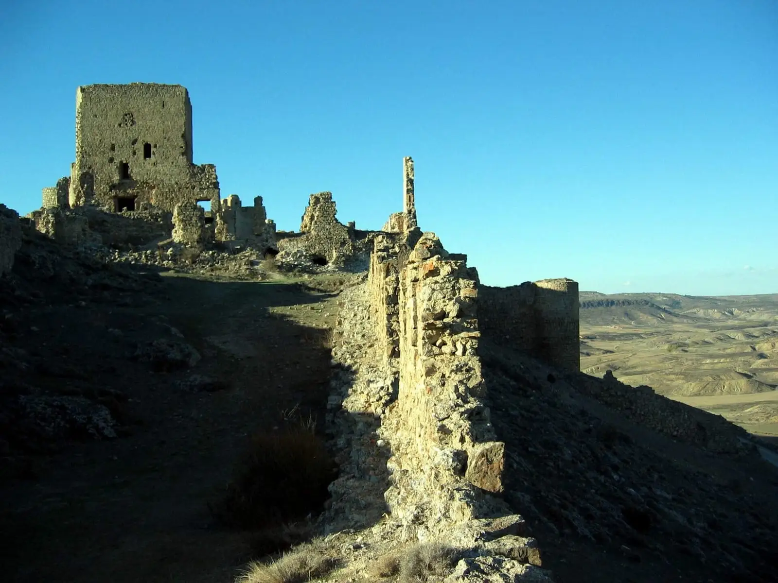 Muros y torre del castillo de Moya desde la Albacara