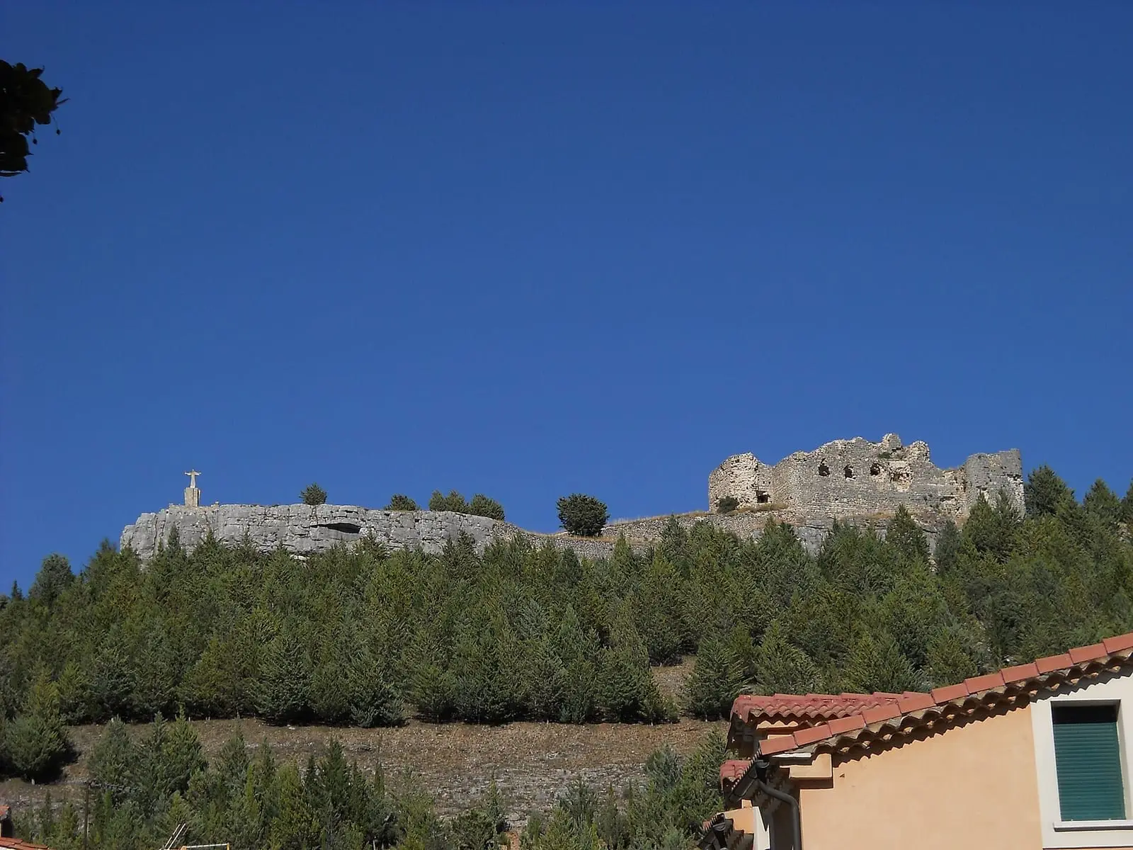 Ruinas del castillo de Rochafrida sobre una ladera arbolada