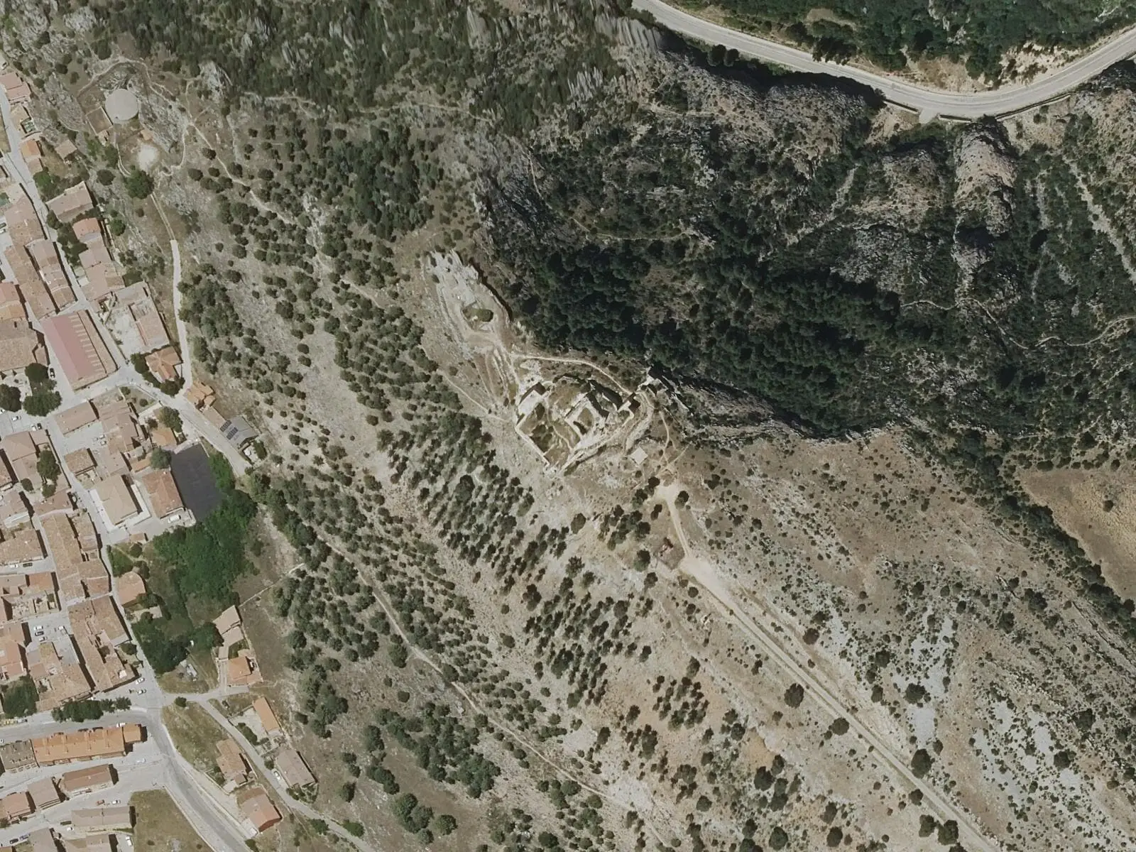 Vista aérea de los muros del castillo de Rochafría sobre la peña, junto a Beteta