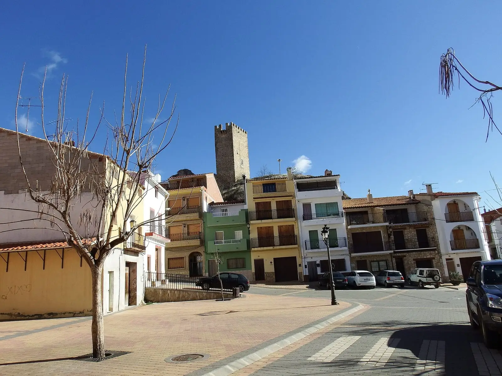 La torre del castillo de Víllora sobre las casas del pueblo