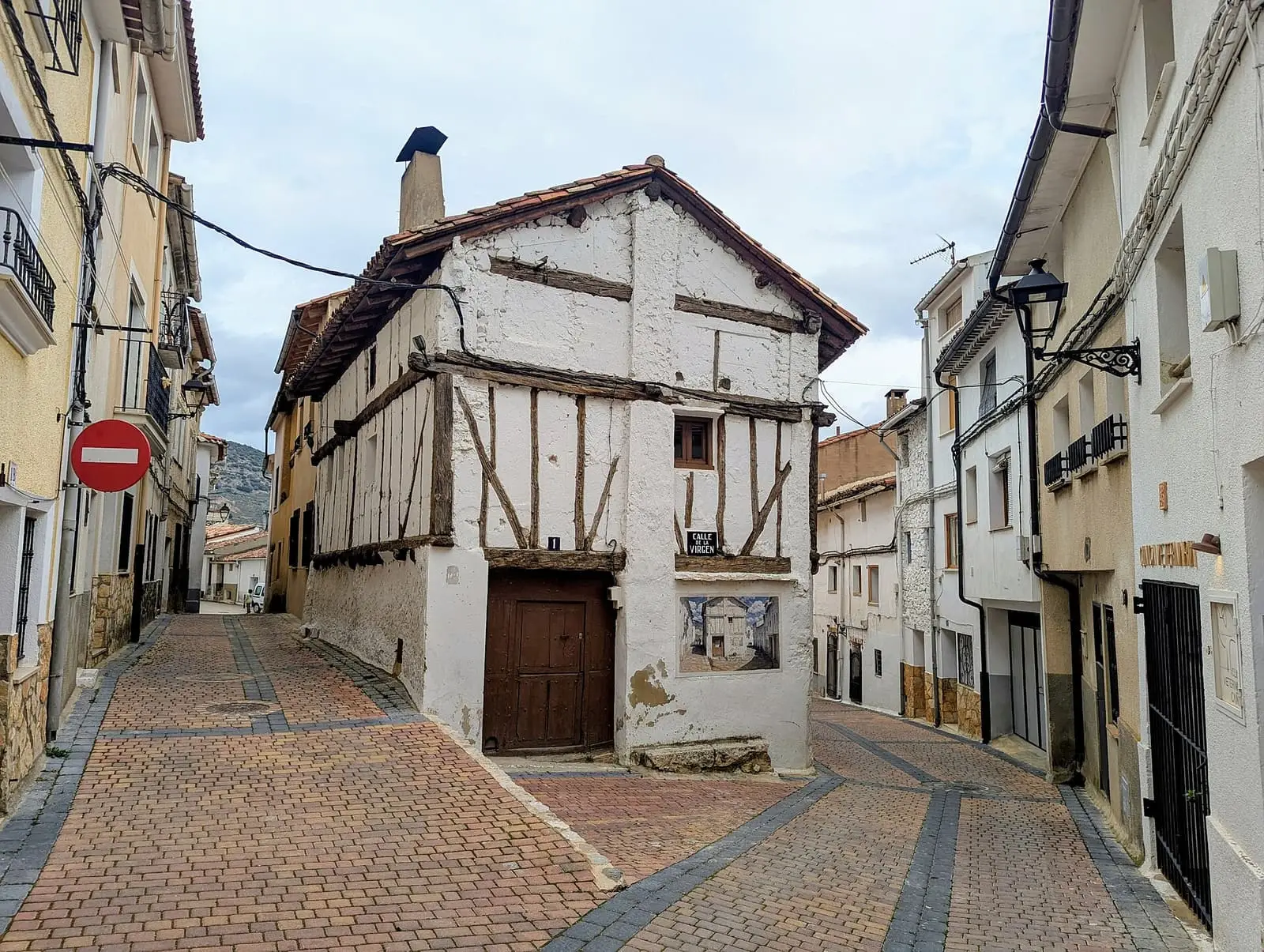 Casas a ambos lados de la calle de la Virgen en Cañete