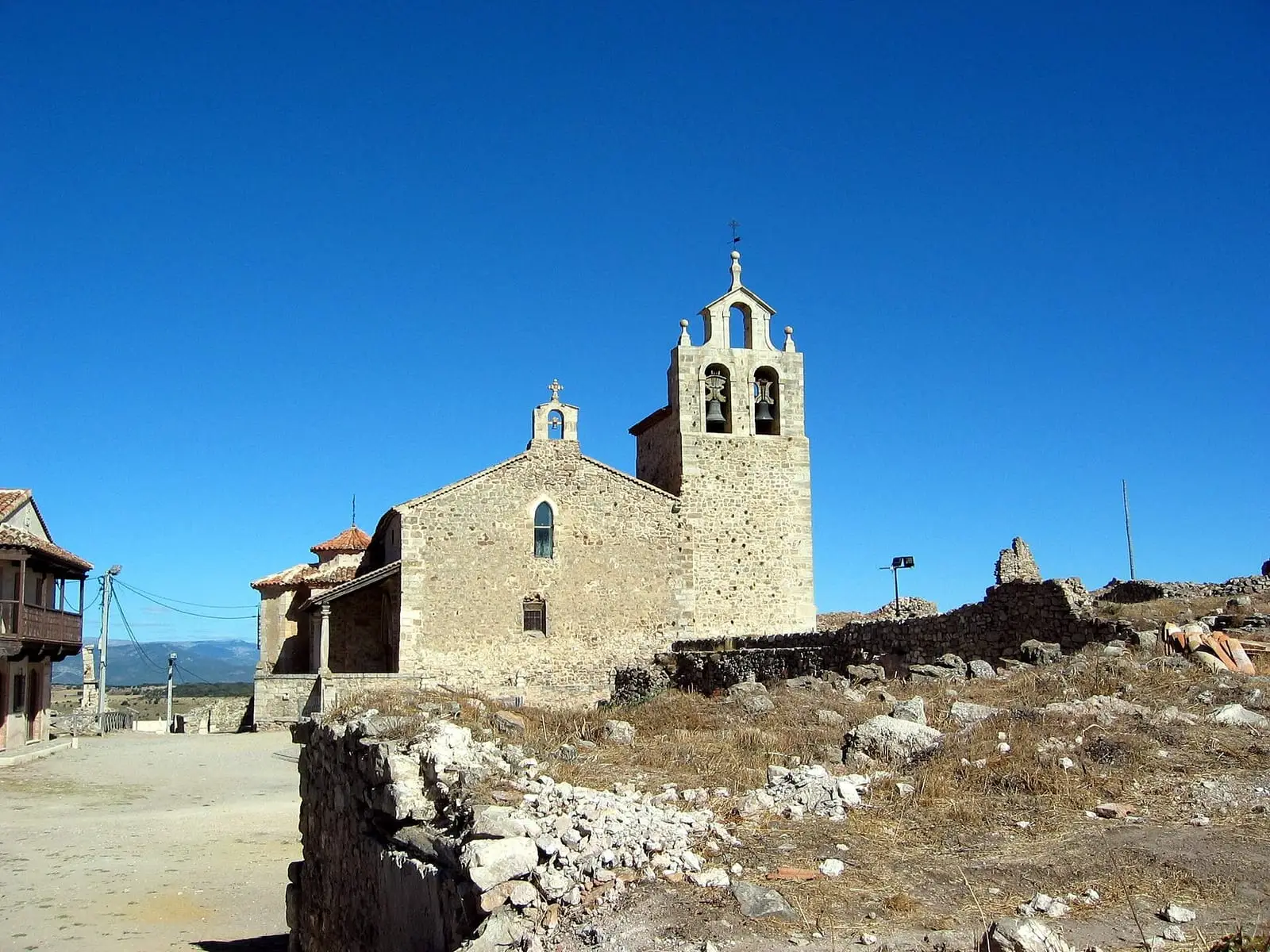 Fachada y espadaña de la iglesia de Santa María de Moya