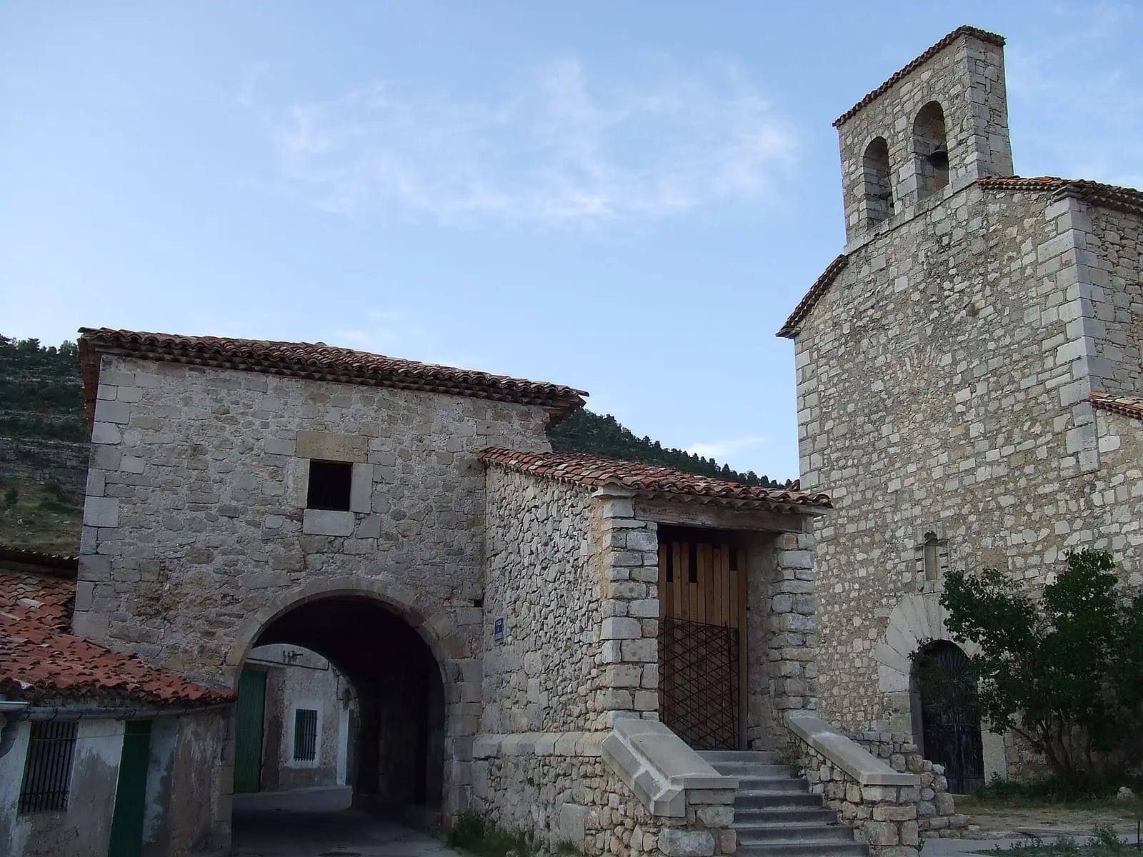 Iglesia y plaza de Poyatos