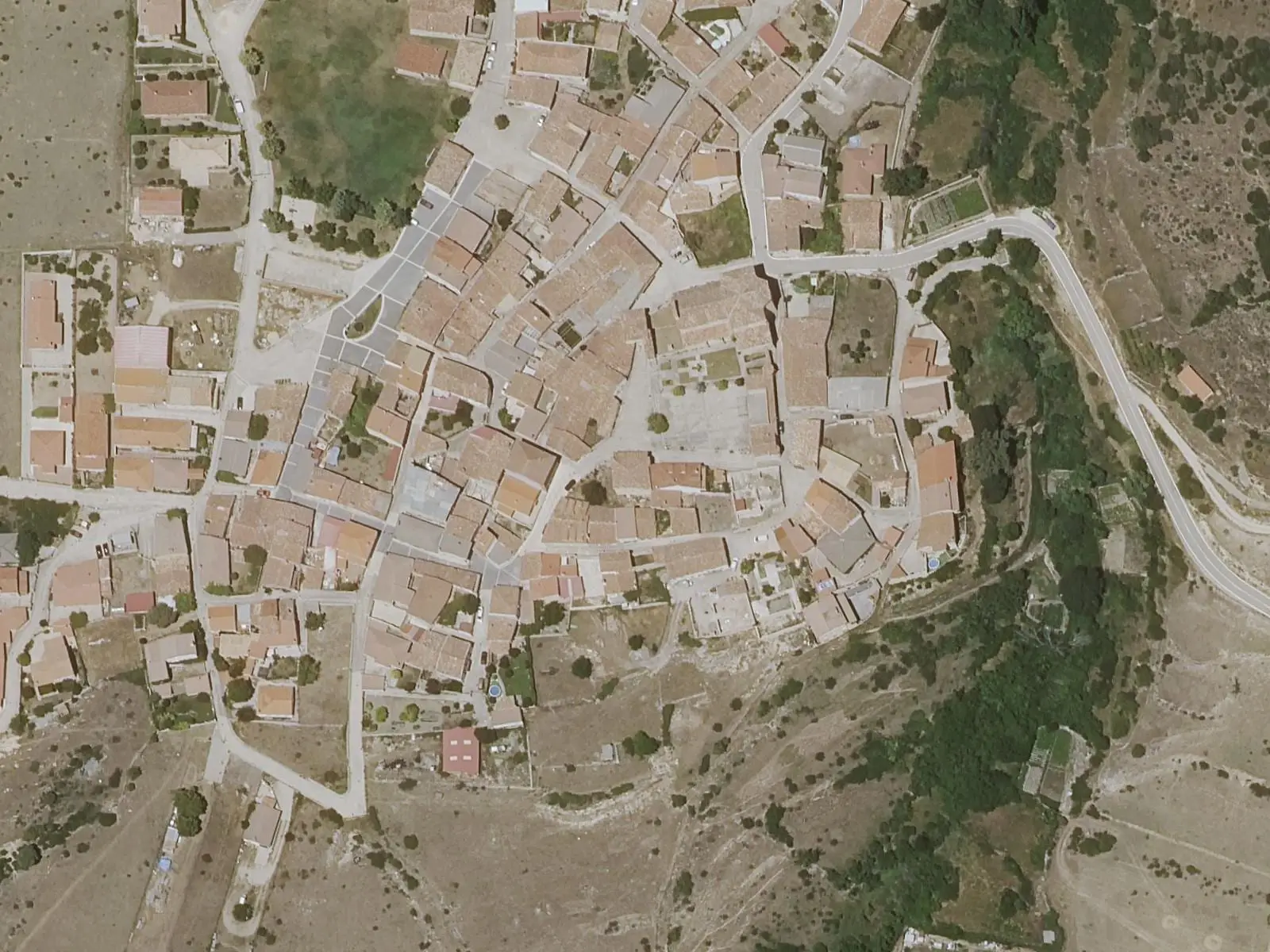 Vista aérea del casco de Poyatos, con la iglesia y la plaza entre las casas