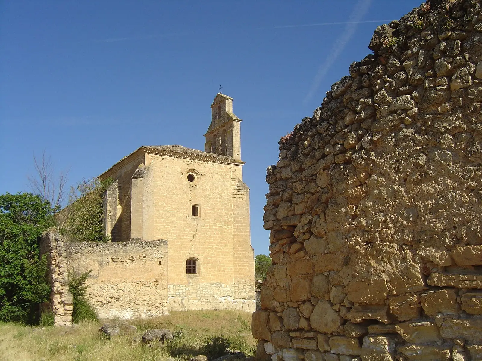 Iglesia y muros de piedra del convento del Rosal
