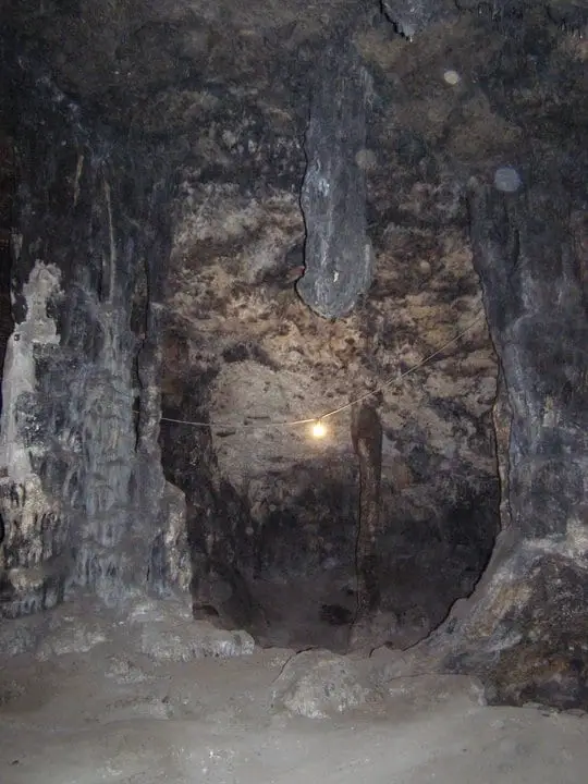 Interior rocoso de la Cueva Santa del Cabriel