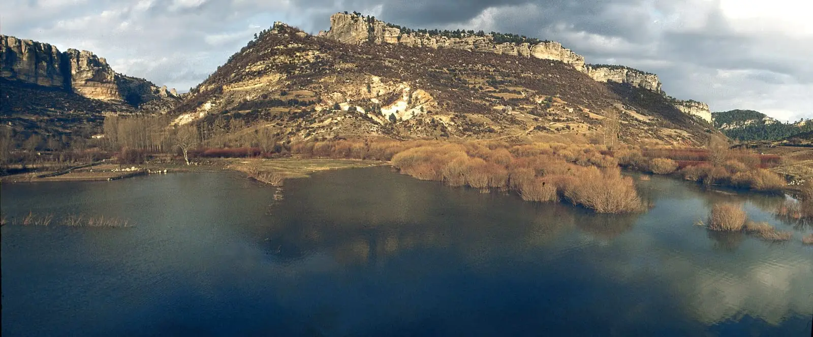 Embalse de La Tosca rodeado de montes