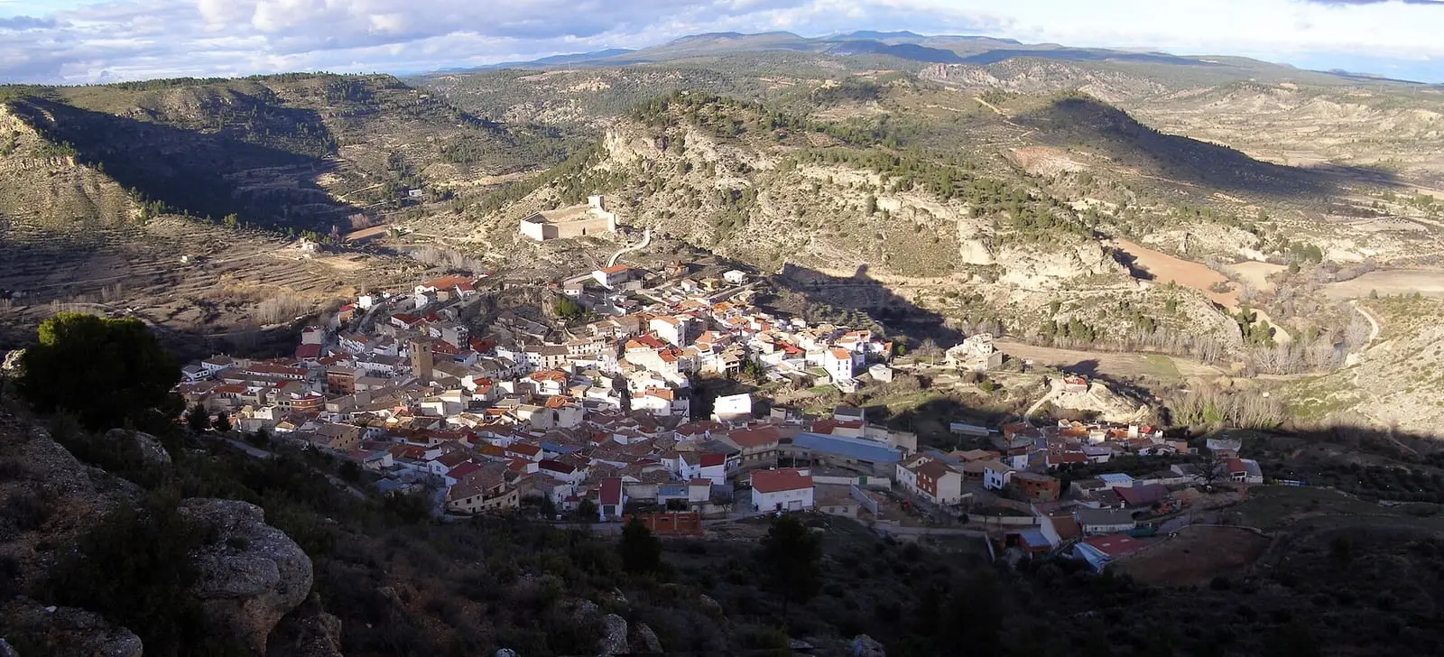 Casas de Enguídanos bajo el castillo