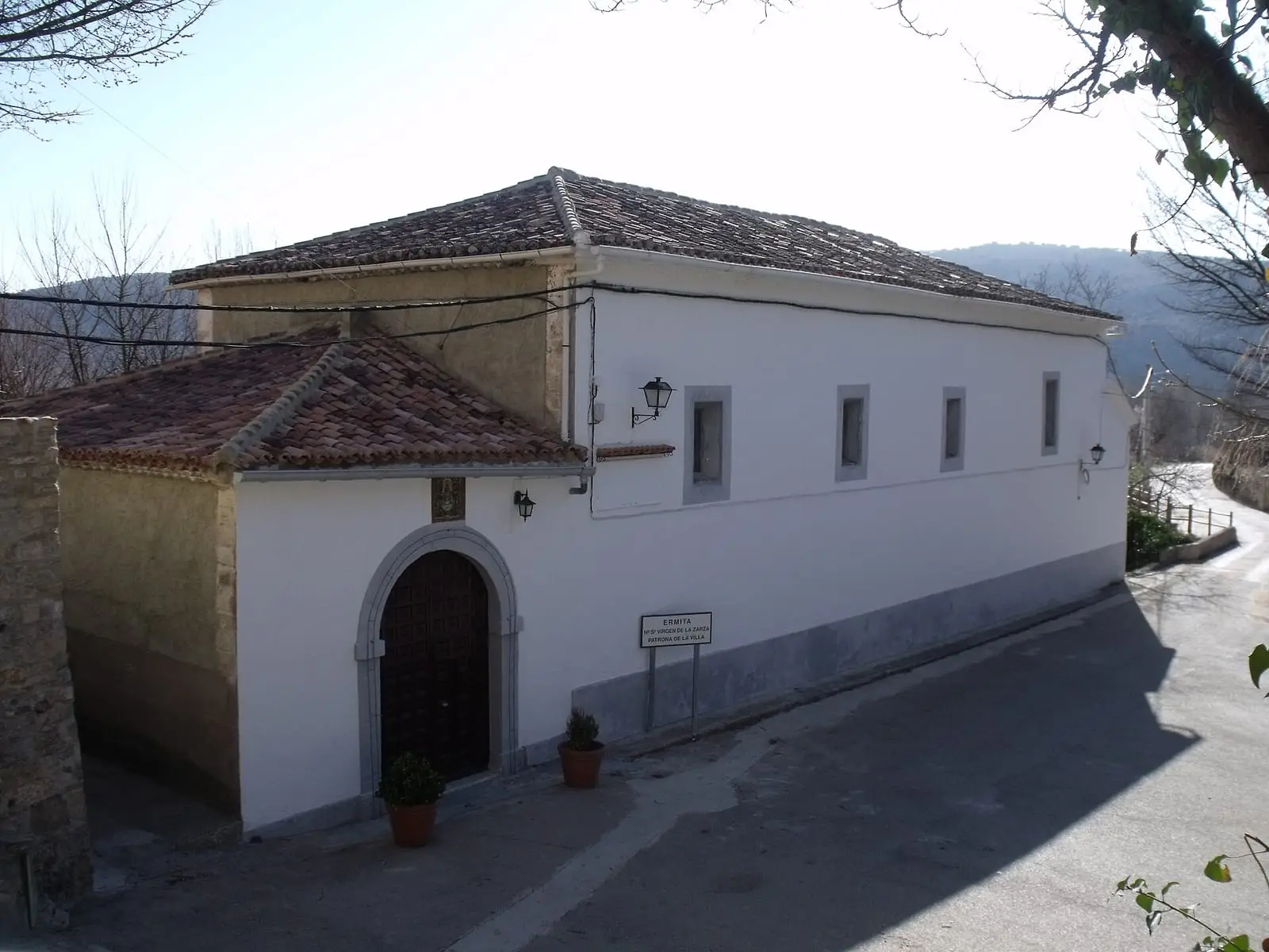 Ermita de la Virgen de la Zarza junto a una calle de Cañete