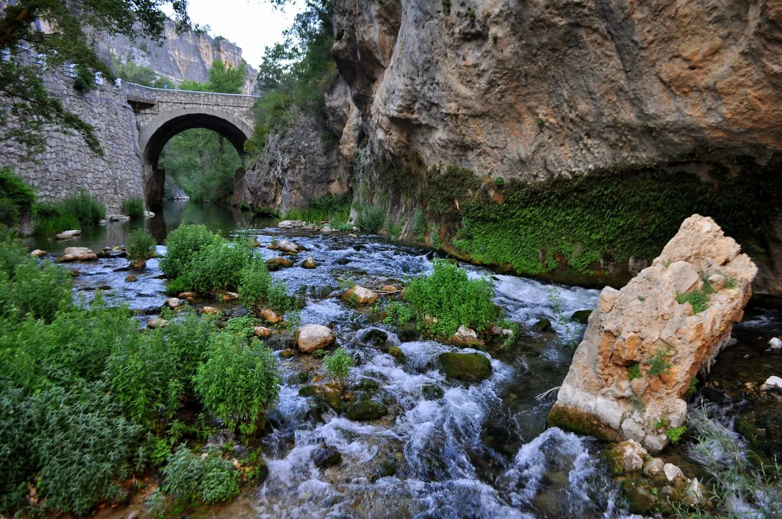 El Escabas junto al puente del Estrecho de Priego