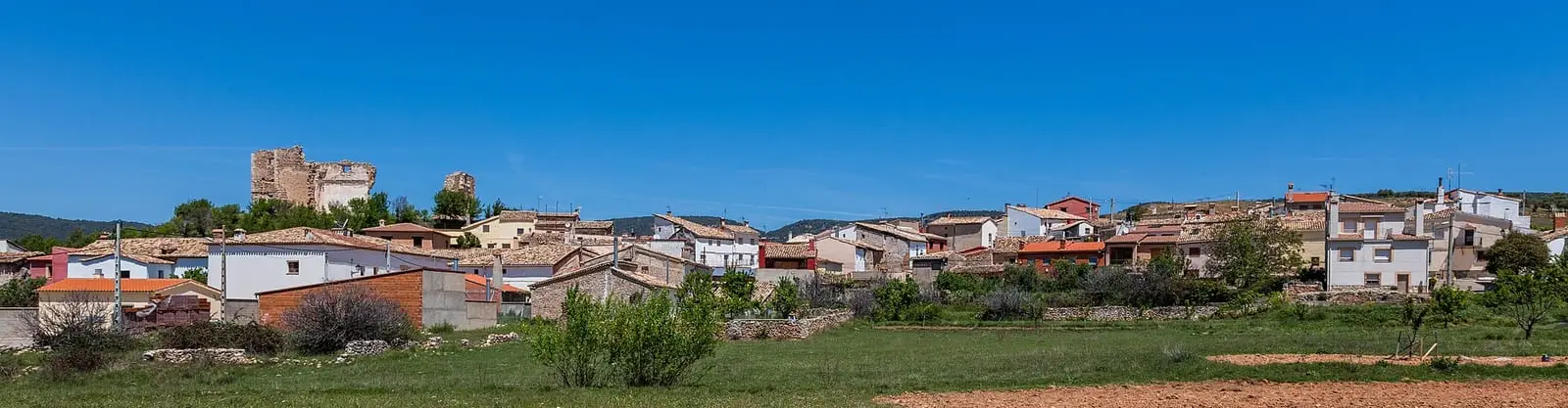Casas de Fresneda de la Sierra y campos alrededor
