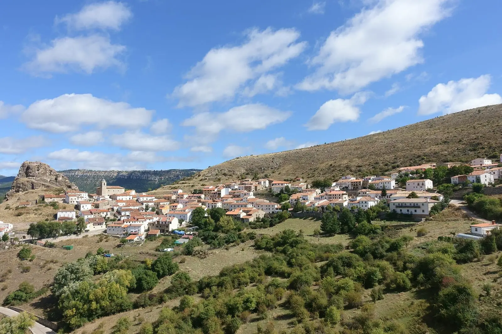 Casas de Huélamo bajo una peña