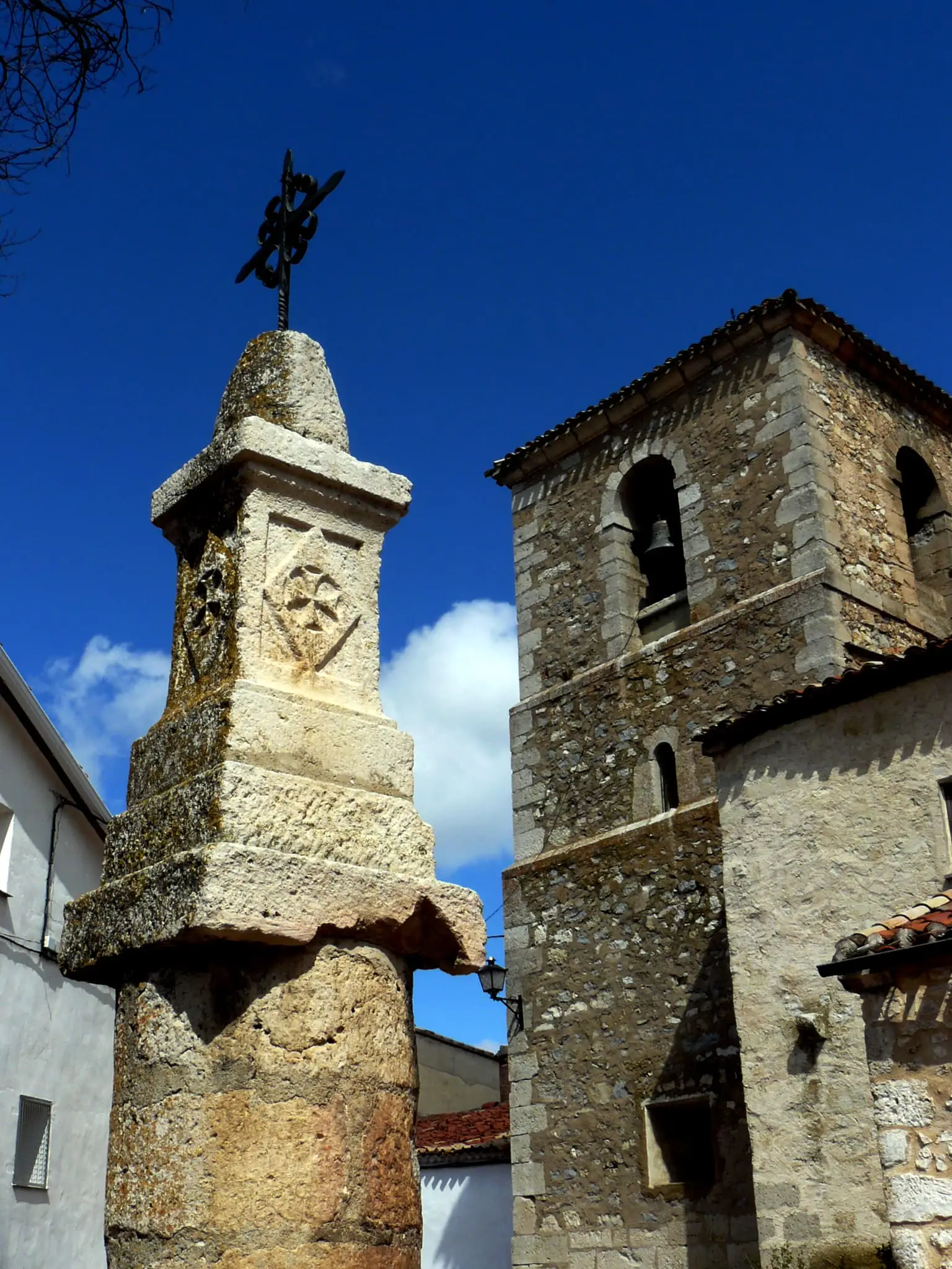 Iglesia y cruz de piedra en Las Majadas