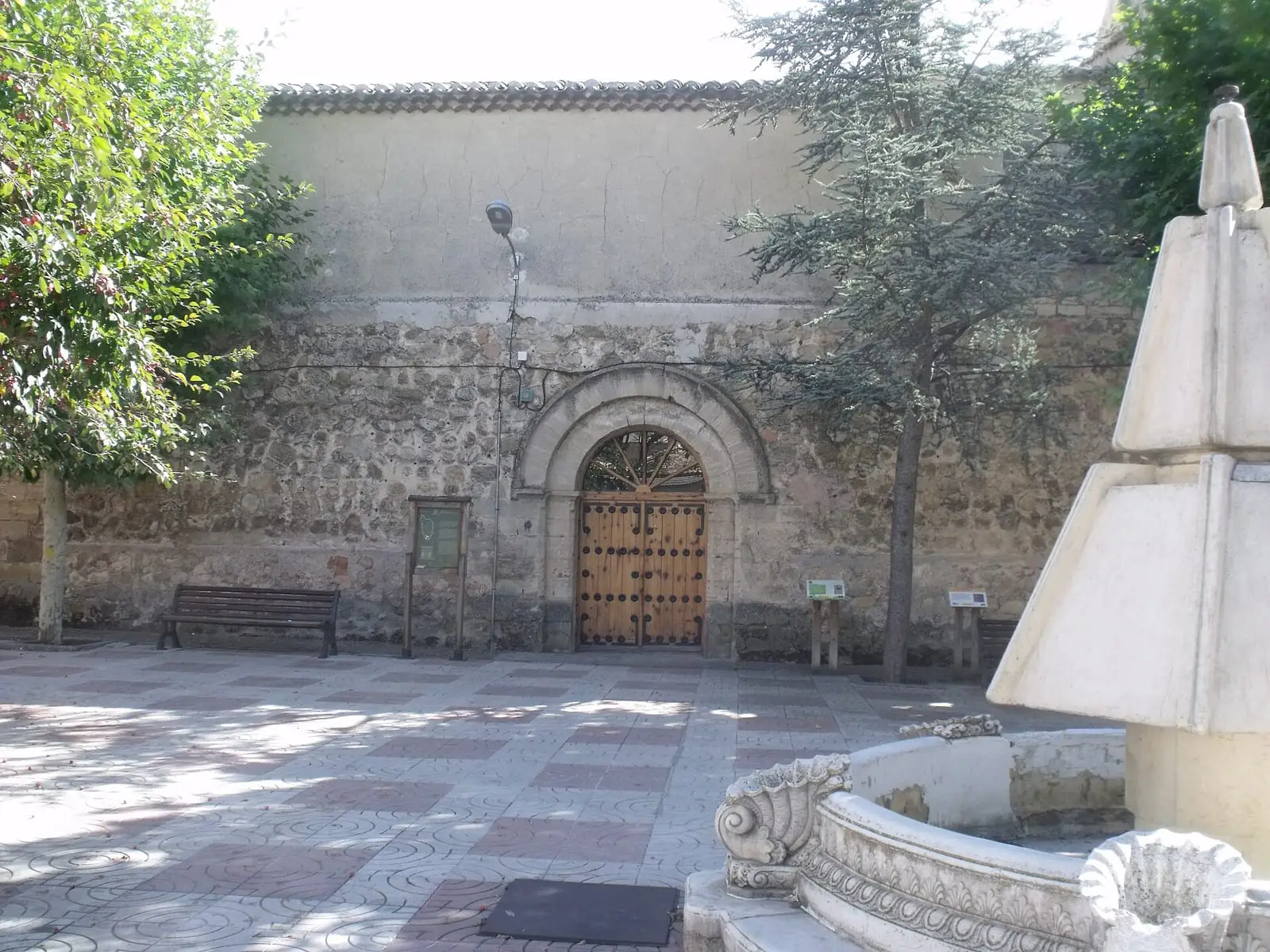 Exterior de San Pedro de Mariana