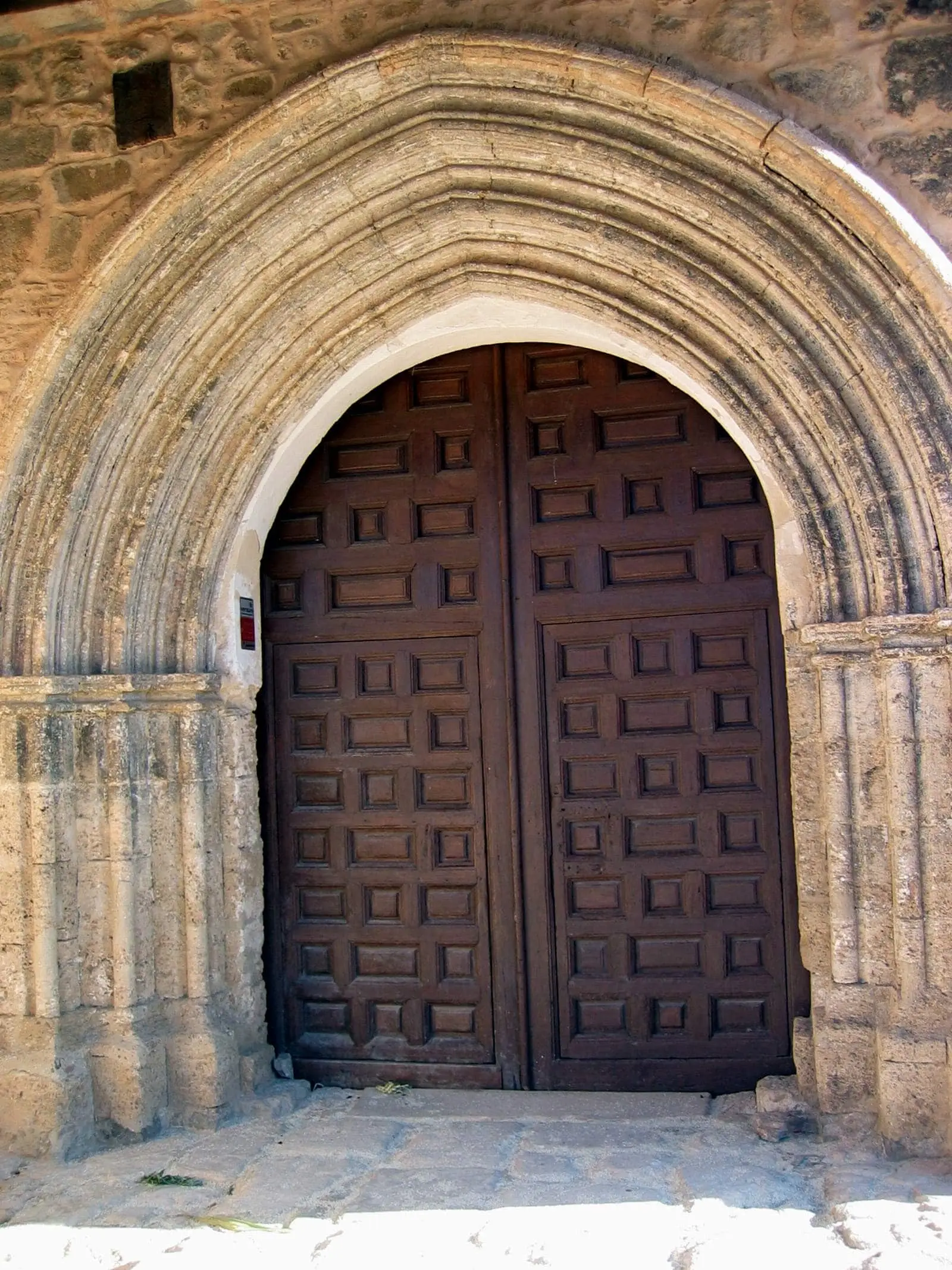 Arquivoltas de piedra en la entrada de Santa María de Moya