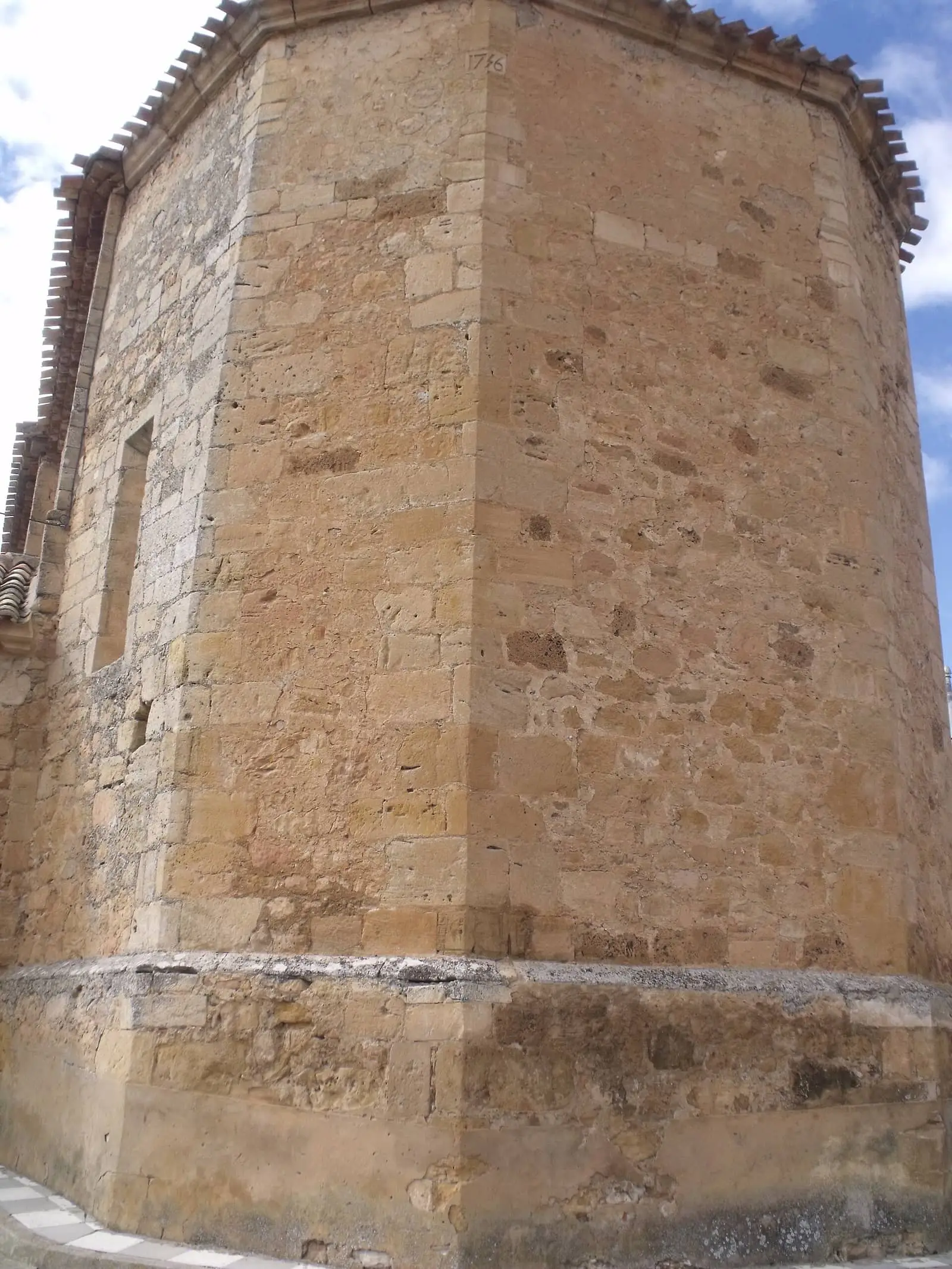 Ábside de piedra de la iglesia de Zarzuela