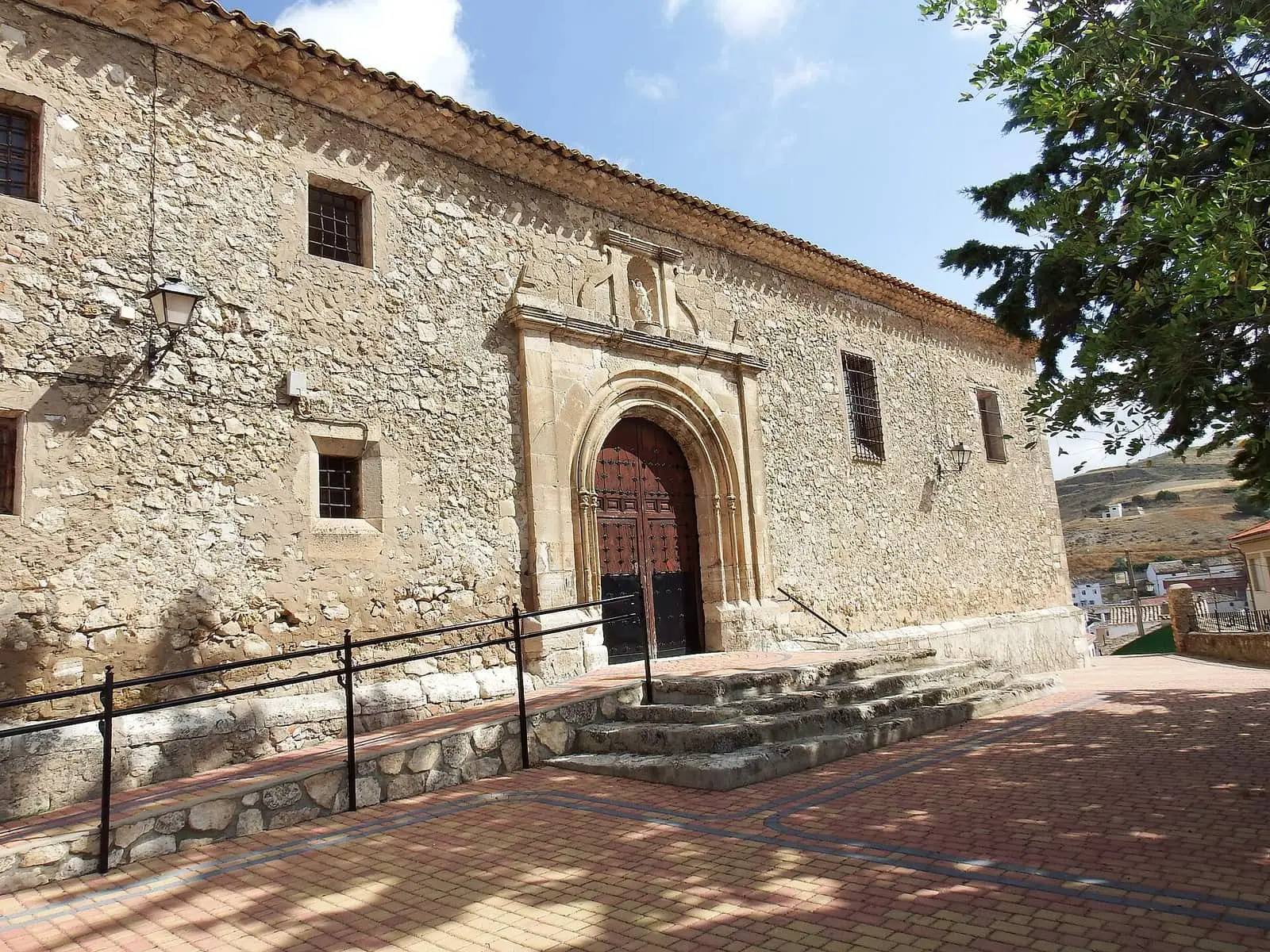 Portada de la iglesia de Fuentes junto a los escalones