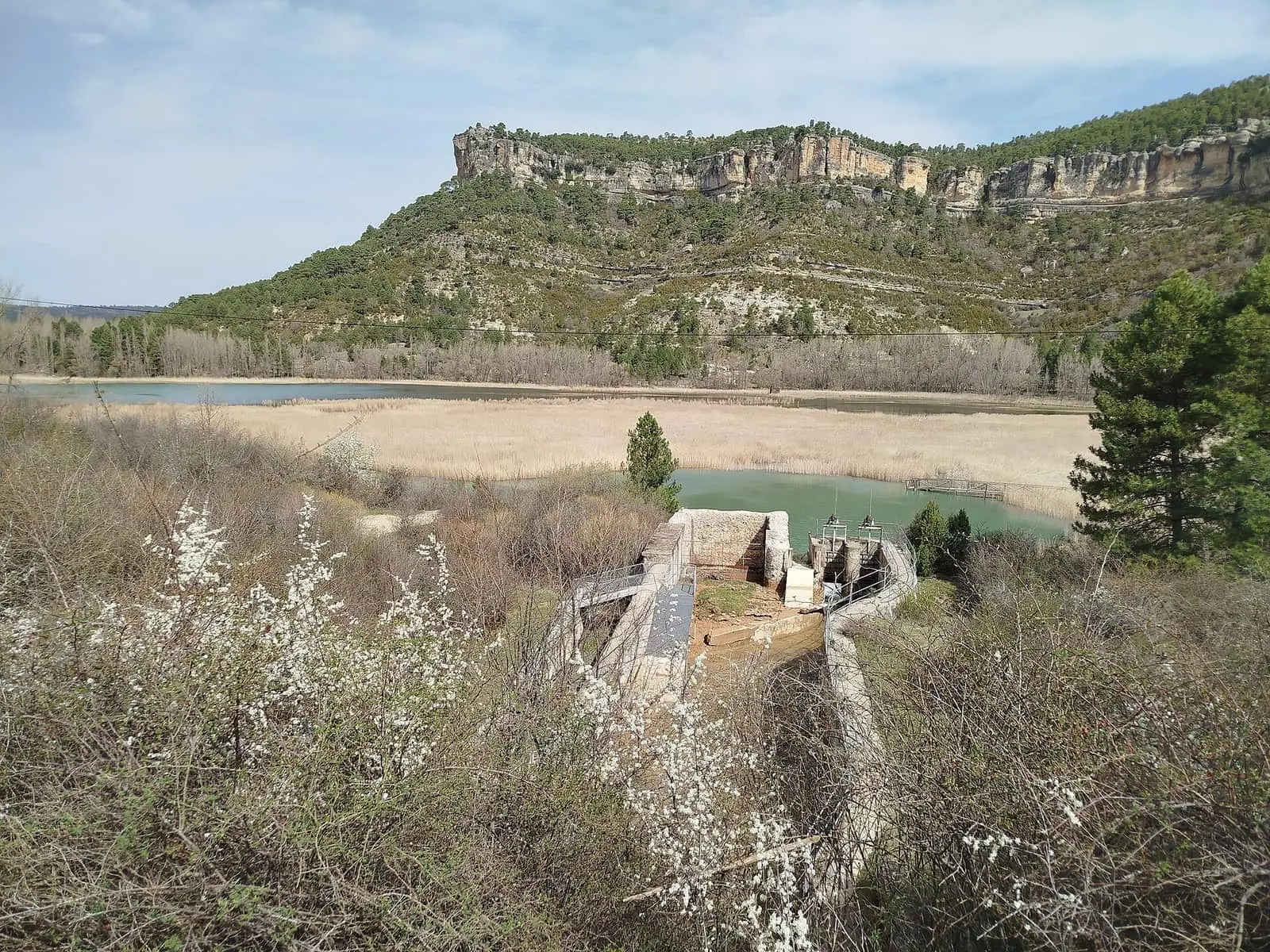 Salida de agua de la laguna de Uña bajo los cortados