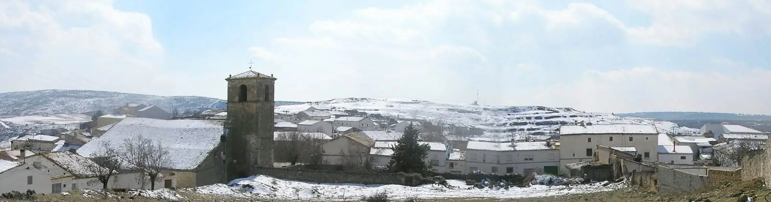 Casas y torre de Valeria con nieve