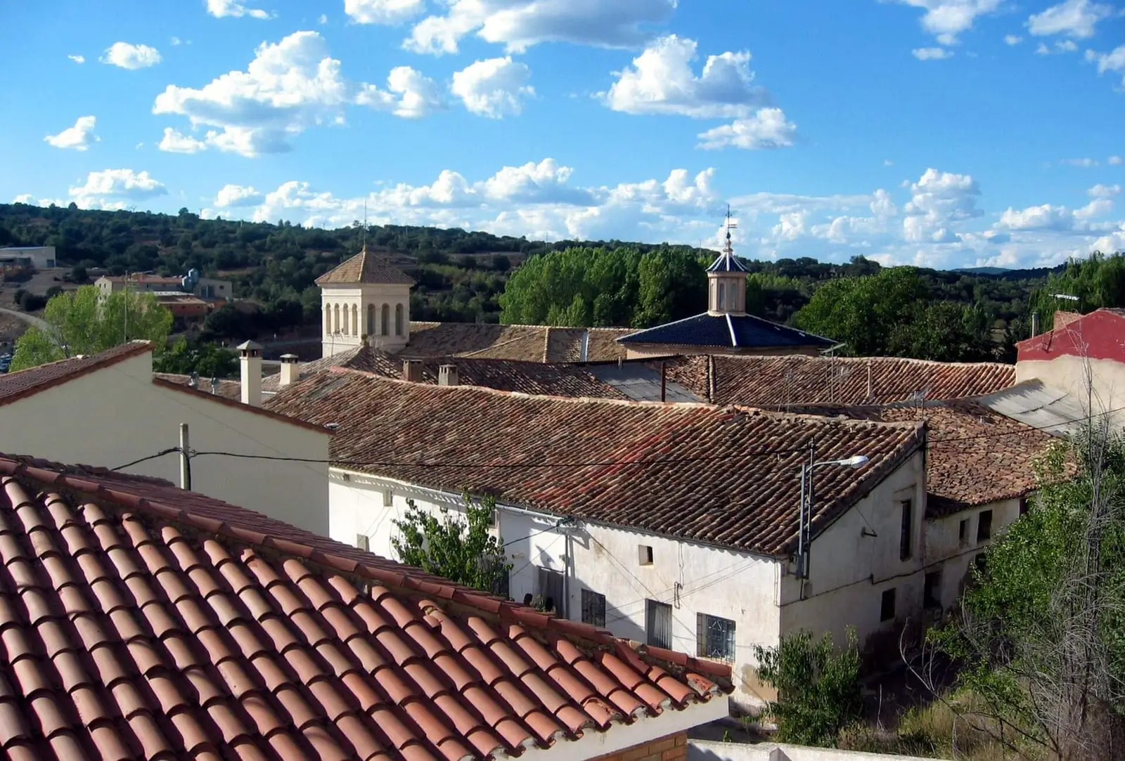 Tejados de Garaballa y monasterio de Tejeda al fondo