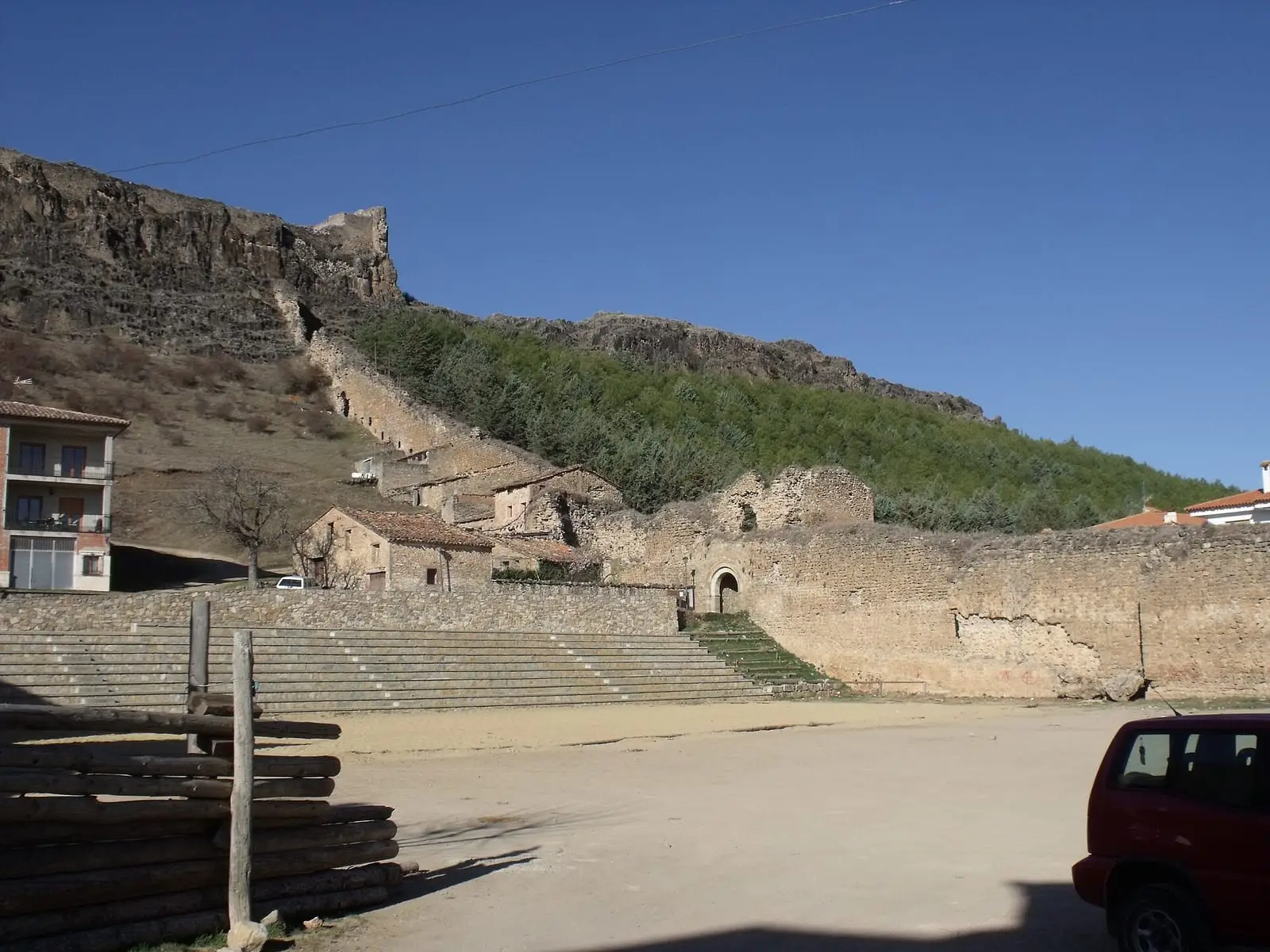 Muralla de Cañete y castillo sobre la peña