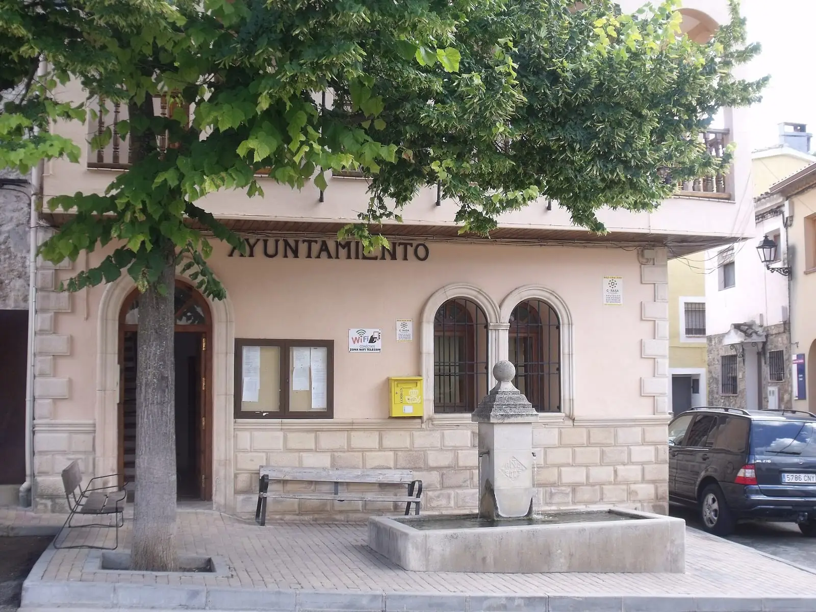 Ayuntamiento y fuente de Palomera