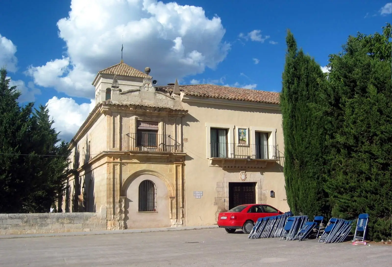 Fachada y portada del monasterio de Tejeda