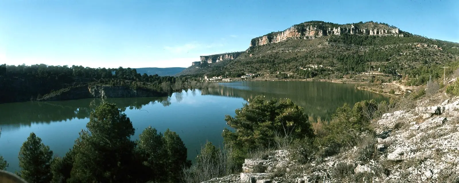 Agua del embalse de La Toba entre montes