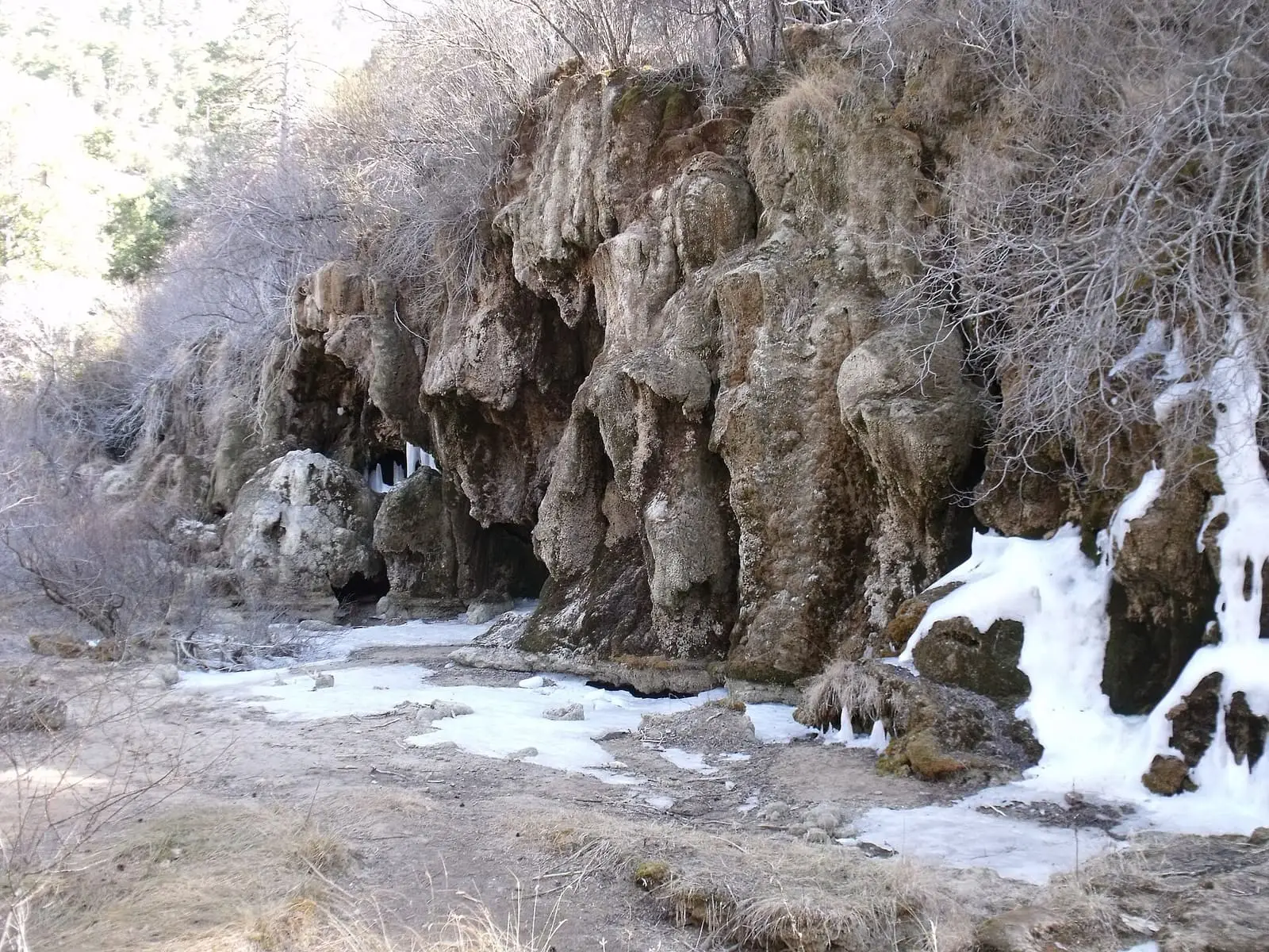 Cortinas de hielo y rocas en el nacimiento del Cuervo