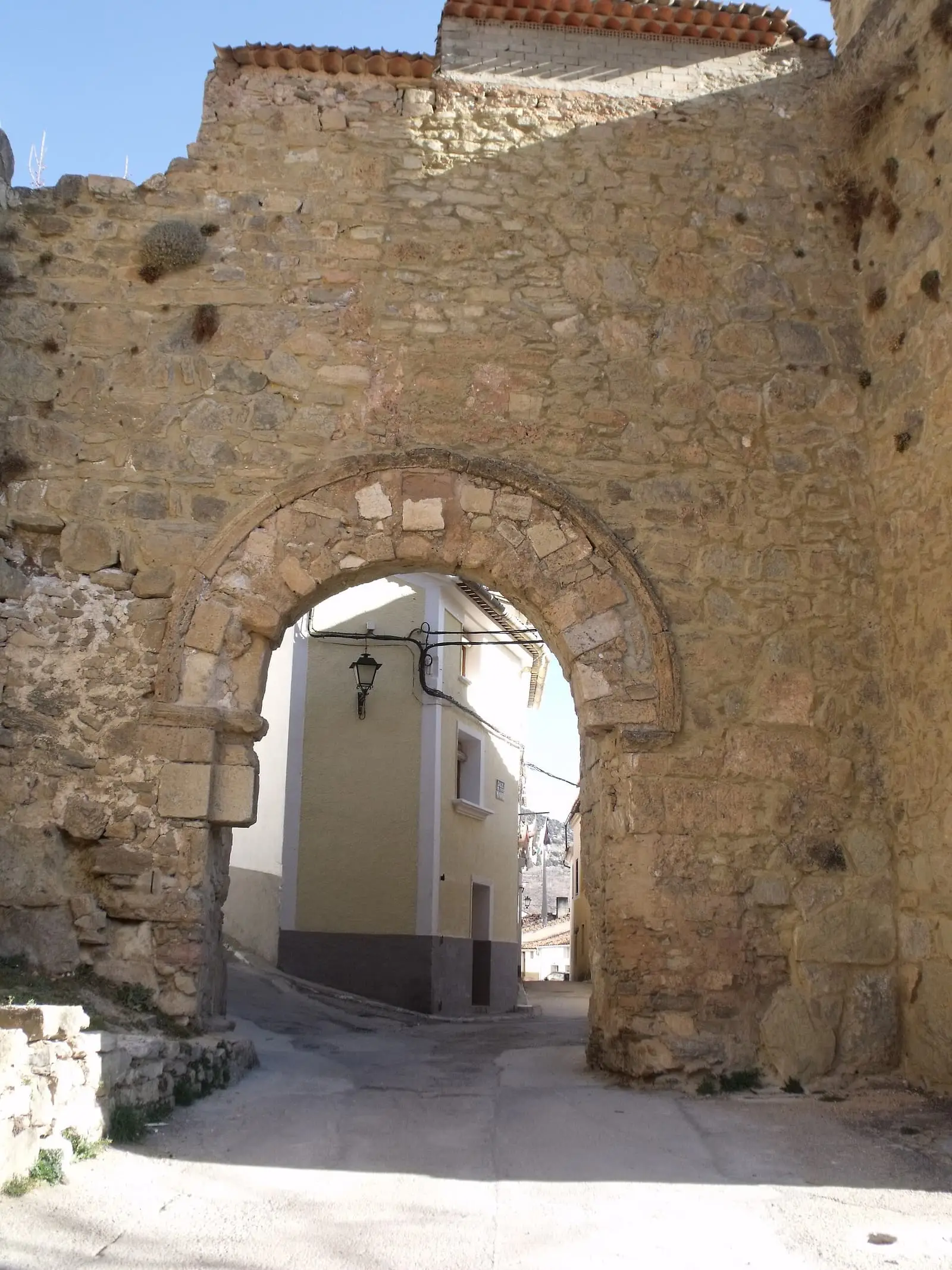 Arco de la Puerta de la Virgen entre muros de piedra