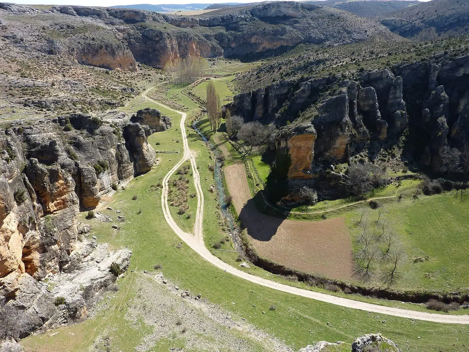 Cortados de caliza y caminos junto al río Gritos