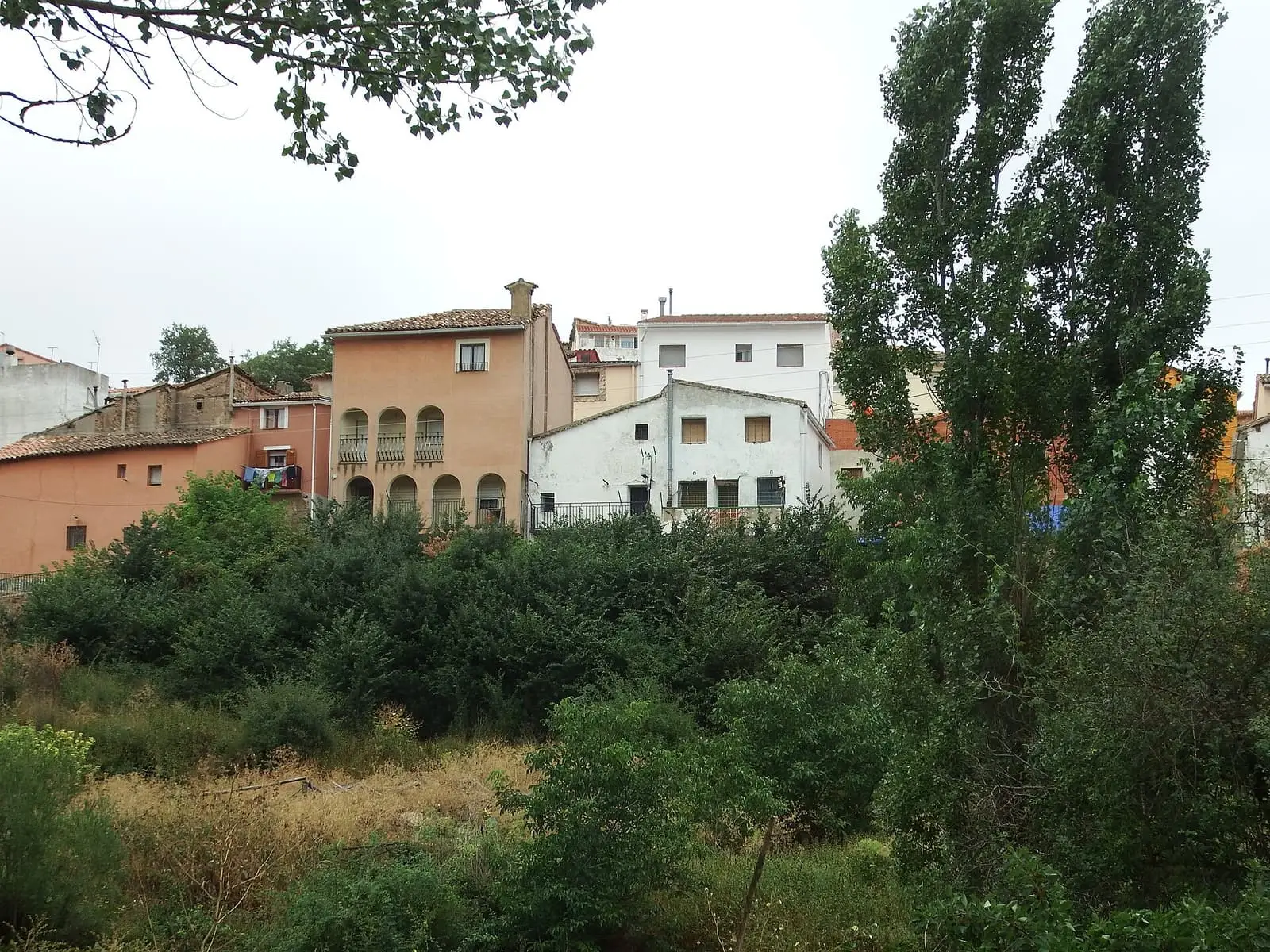Casas de Valdemorillo de la Sierra y campos alrededor