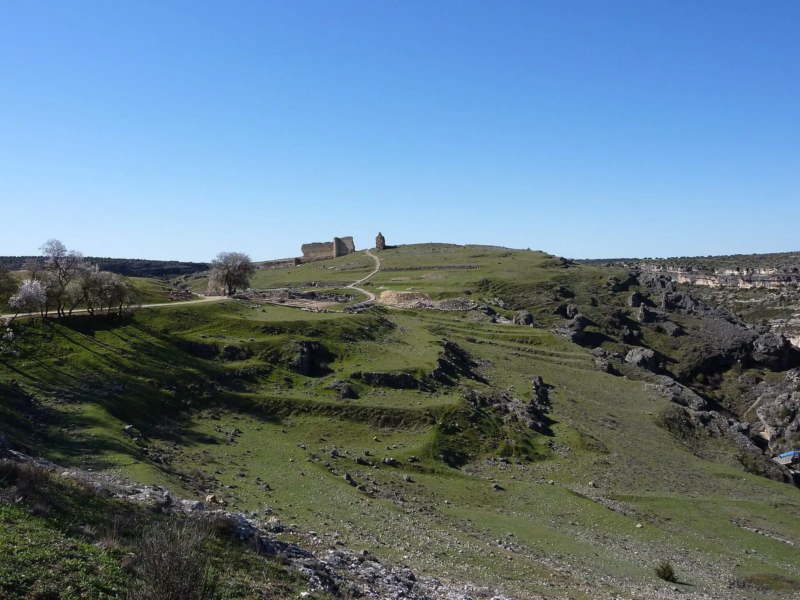 Ladera y restos de la ciudad romana de Valeria