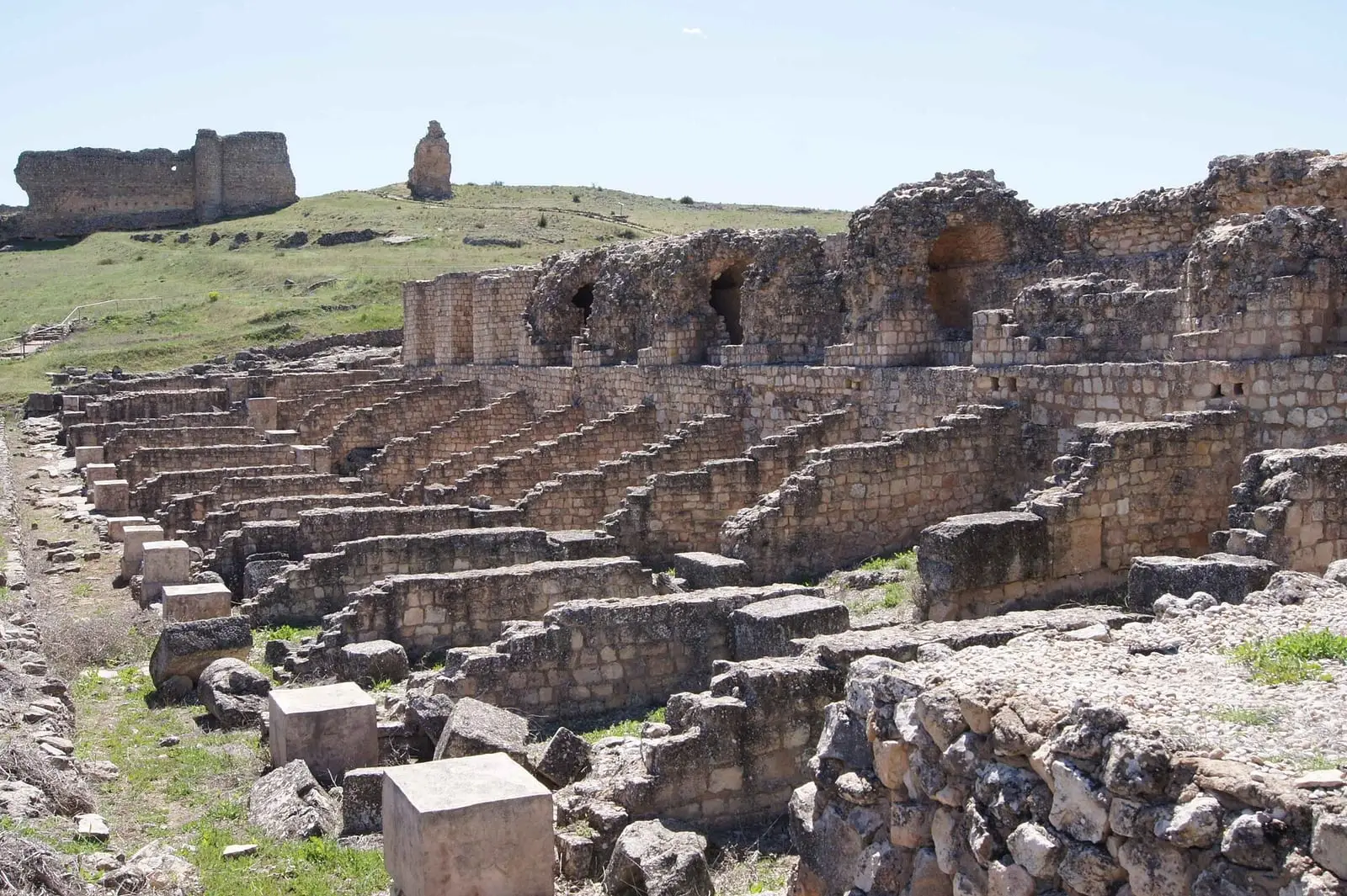 Muros y arcadas del ninfeo de la ciudad romana de Valeria
