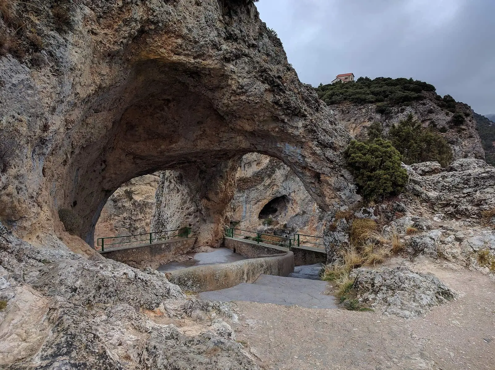 Arco de roca y barandillas del Ventano del Diablo