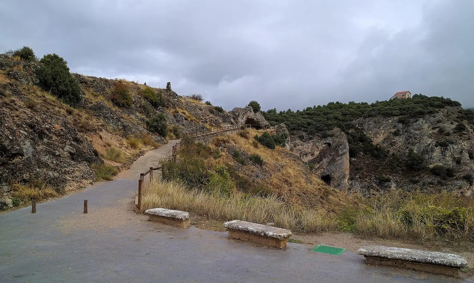 Camino de acceso entre rocas al Ventano del Diablo