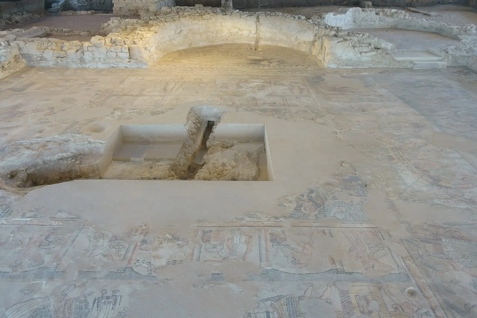 Restos de la villa romana de Noheda bajo su cubierta